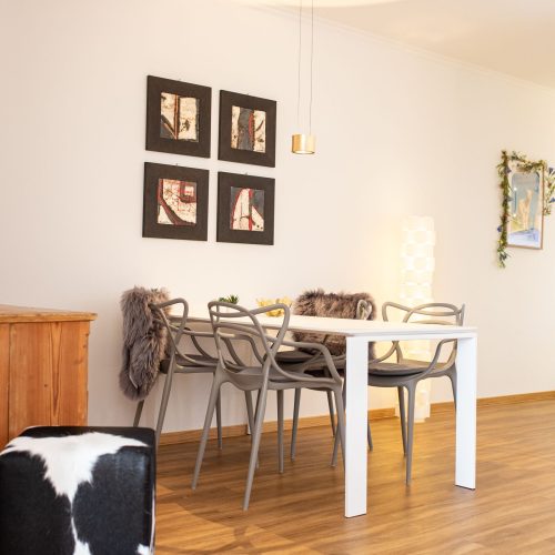 Esstisch mit vier Stühlen in Ferienwohnung in Garmisch-Patenkirchen