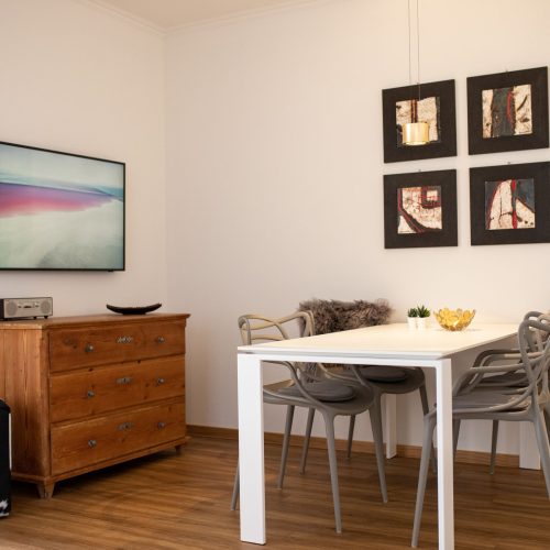 Esstisch und Fernseher mit Kuhhocker