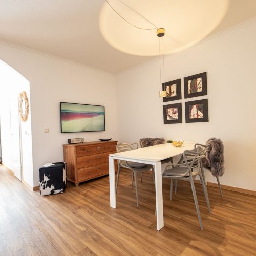 Esstisch mit Fernseher in Ferienwohnung in Garmisch-Partenkirchen