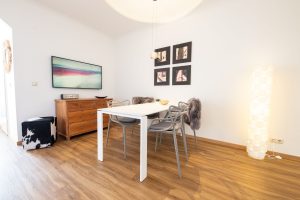 Essbereich mit moderner Stehlampe in Ferienwohnung in Garmisch-Partenkirchen