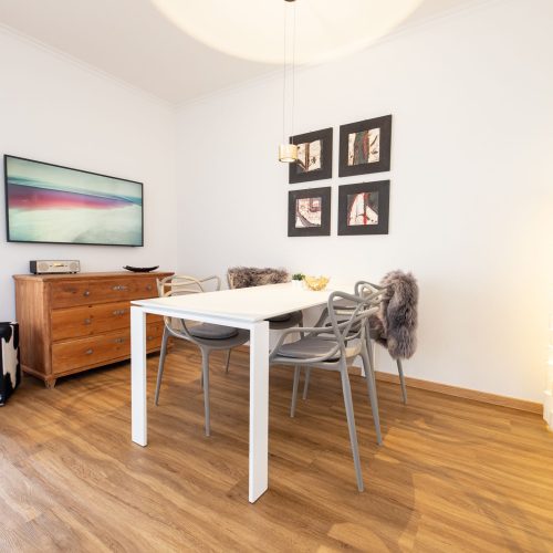 Essbereich mit moderner Stehlampe in Ferienwohnung in Garmisch-Partenkirchen