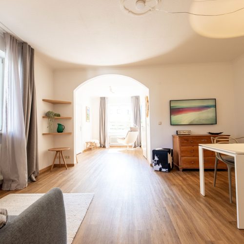 Wohnbereich mit gebogenen Durchgang in Ferienwohnung in Garmisch-Partenkirchen