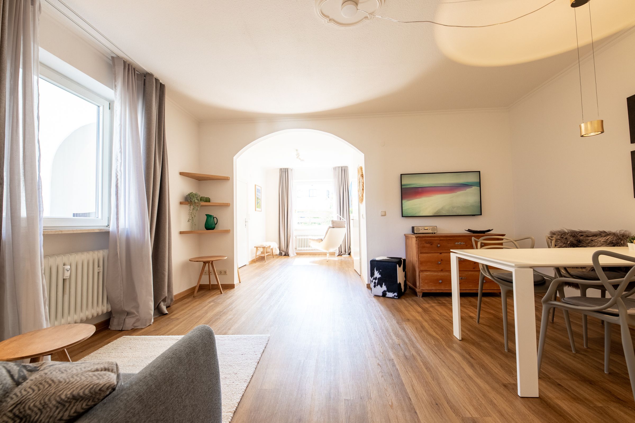 Wohnbereich mit gebogenen Durchgang in Ferienwohnung in Garmisch-Partenkirchen
