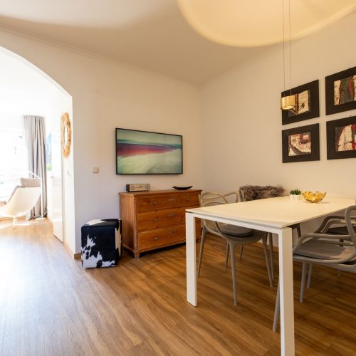 Esstisch mit modernen Stühlen in Ferienwohnung in Garmisch-Partenkirchen