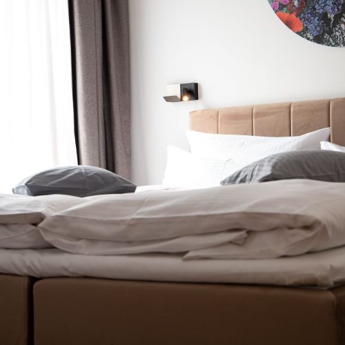 Boxspringbett mit Leselicht in Ferienwohnung in Garmisch-Partenkirchen