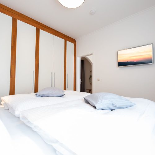 Schlafzimmer mit großem Kleiderschrank in Ferienwohnung in Garmisch-Partenkirchen