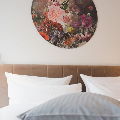 Rundes Blumenbild über Bett