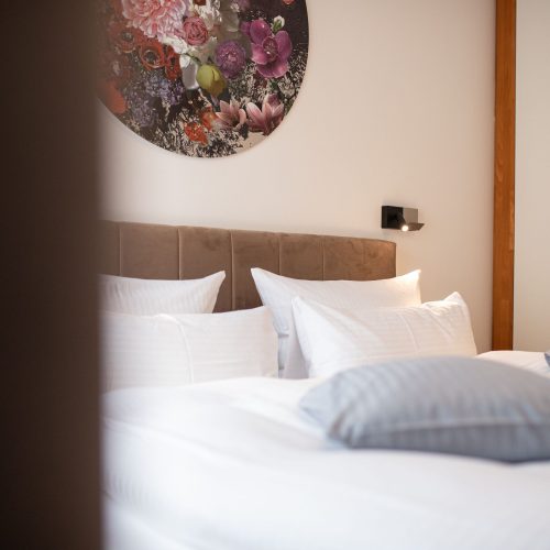 Blick auf Kissen und Bett in Ferienwohnung in Garmisch-Partenkirchen