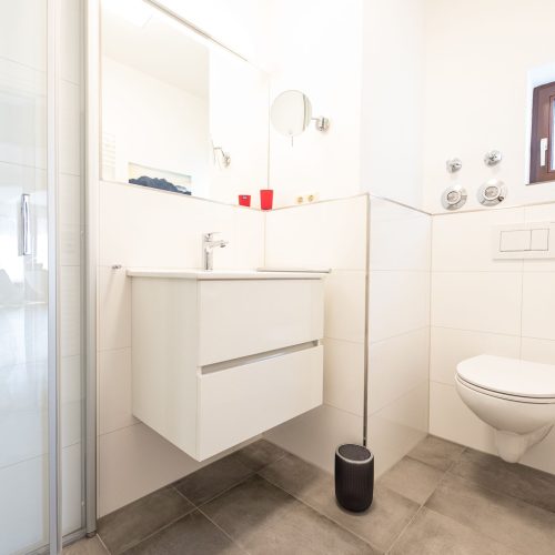 Gästebad mit kleinem Fenster in Ferienwohnung in Garmisch-Partenkirchen