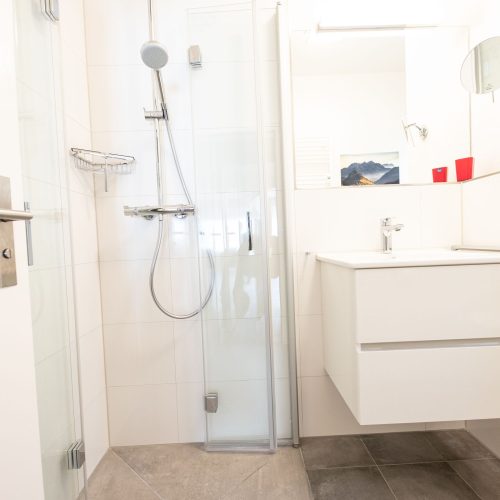 Kleines Waschbecken und dusche in Ferienwohnung in Garmisch-Partenkirchen