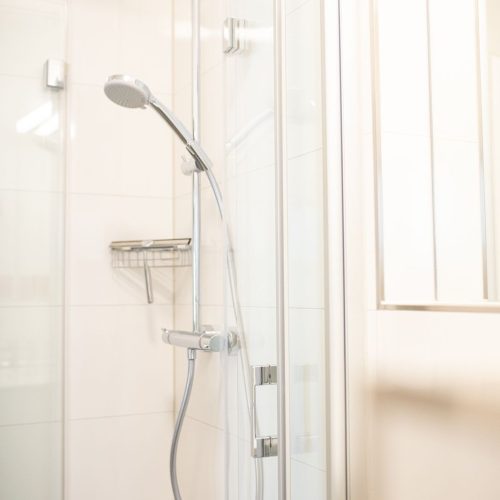 Kleine Dusche in Ferienwohnung in Garmisch-Partenkirchen