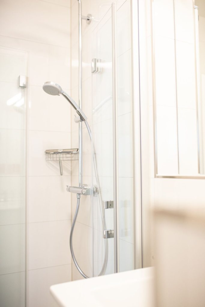 Kleine Dusche in Ferienwohnung in Garmisch-Partenkirchen