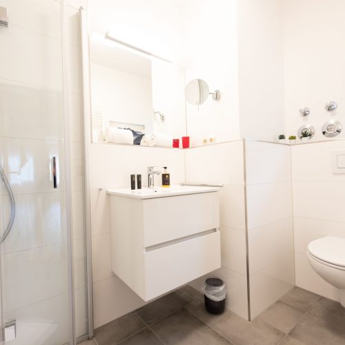 Badezimmer mit kleinem Waschbecken in Ferienwohnung in Garmisch-Partenkirchen