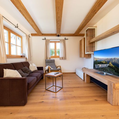 Aufgeräumtes Wohnzimmer mit Fernseher in Ferienwohnung in Garmisch-Partenkirchen