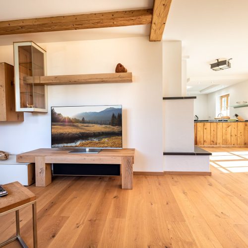Modernes Wohnzimmer mit Holzdesign in Ferienwohnung in Garmisch-Partenkirchen