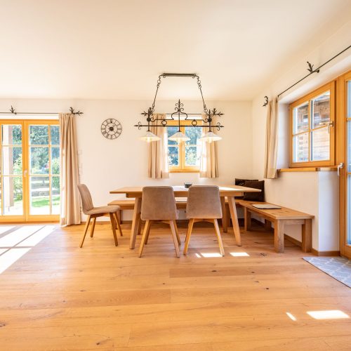 Weiter Blick auf den Esstisch mit Stühlen