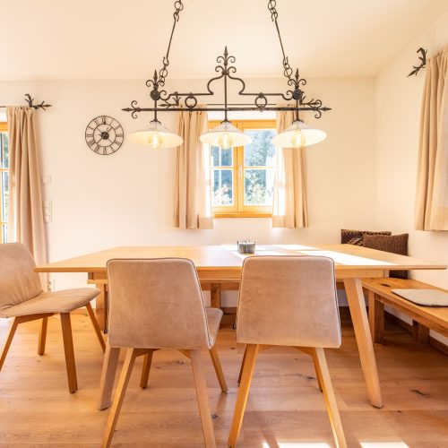 Esstisch mit drei Stühlen und Sitzbank in Ferienwohnung in Garmisch-Partenkirchen