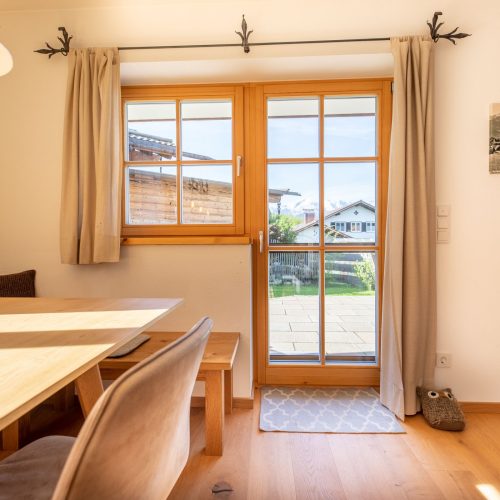 Blick von Ferienwohnung in Garmisch-Patenkirchen auf die Terrasse