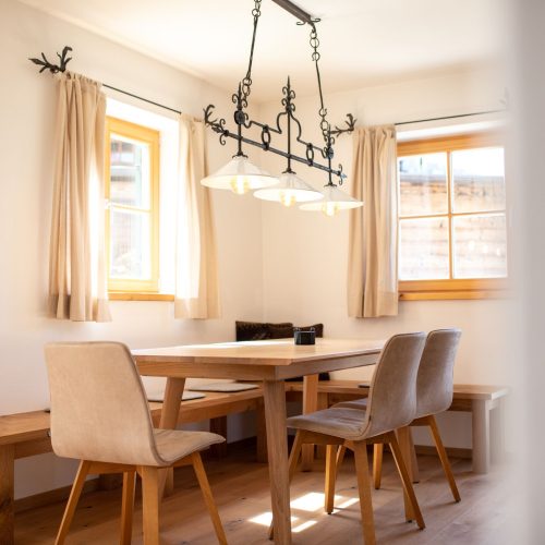 Küchentisch mit Bank und Stühlen in Ferienwohnung in Garmisch-Partenkirchen