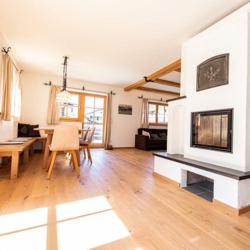 Kamin und Sitzecke in Ferienwohnung in Garmisch-Partenkirchen