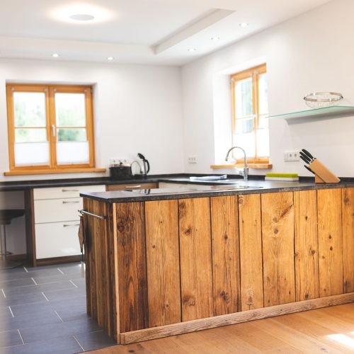 Kücheninsel im Holzdesign mit Messern in Ferienwohnung in Garmisch-Partenkirchen