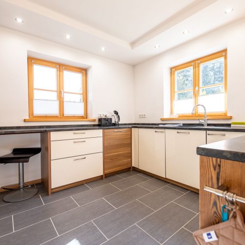 Moderne Küche mit zwei Fenstern in Ferienwohnung in Garmisch-Partenkirchen