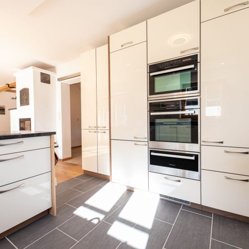 Weiße Küche mit Backöfen in Ferienwohnung in Garmisch-Partenkirchen