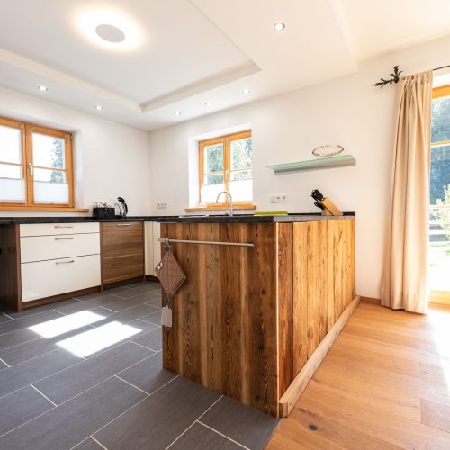 Kücheninsel im Holzdesign in Ferienwohnung in Garmisch-Partenkirchen