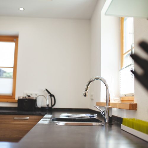 Gebogenener Wasserhahn in Küche von Ferienwohnung in Garmisch-Partenkirchen