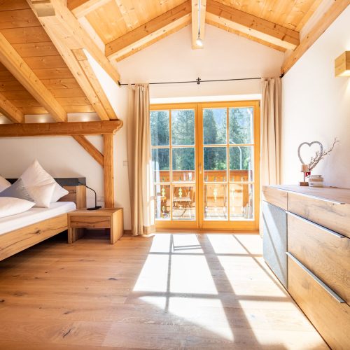 Doppeltür aus Glas und Holz zum Balkon in Ferienwohnung in Garmisch-Partenkirchen