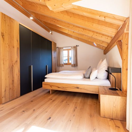 Großes Bett und hoher Wandschrank in Ferienwohnung in Garmisch-Partenkirchen