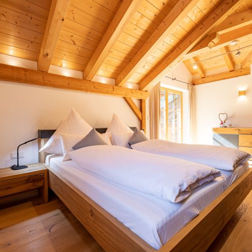 Doppelbett und Sideboard in Ferienwohnung in Garmisch-Partenkirchen