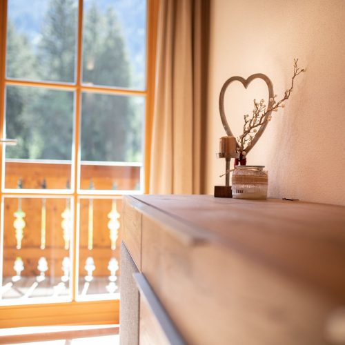 Kerze und Herzschmuck in Ferienwohnung in Garmisch-Partenkirchen