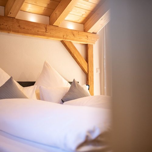 Beleuchtete Holzbalken in der Bank in Ferienwohnung in Garmisch-Partenkirchen