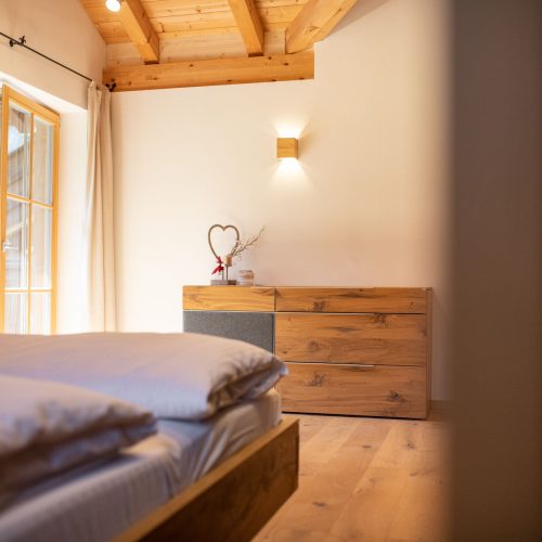 Sideboard mit Herzschmuck in Ferienwohnung in Garmisch-Partenkirchen