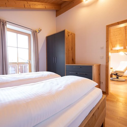 Blick vom Schlafzimmer in den Wohnbereich in Ferienwohnung in Garmisch-Partenkirchen