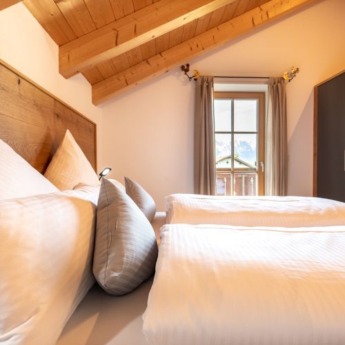 Doppelbett mit dicken Kissen in Ferienwohnung in Garmisch-Partenkirchen