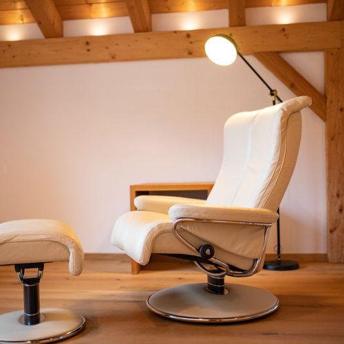 Sessel mit Stehlampe in Ferienwohnung in Garmisch-Partenkirchen