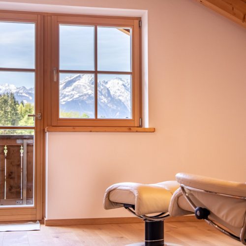 Sessel mit Fußablage und Ausblick auf die Berge von Garmisch-Partenkirchen