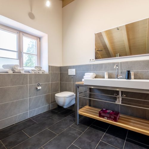 Waschbecken mit langem Spiegel in Ferienwohnung in Garmisch-Partenkirchen