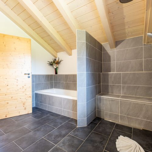 Geräumige Dusche und Badewanne in Ferienwohnung in Garmisch-Partenkirchen