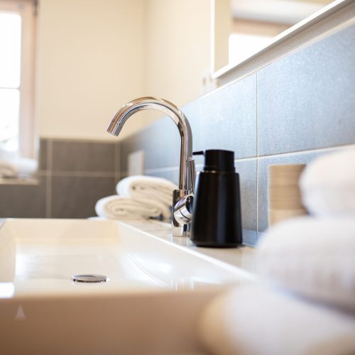 Gebogener Wasserhahn im Badezimmer in Ferienwohnung in Garmisch-Partenkirchen