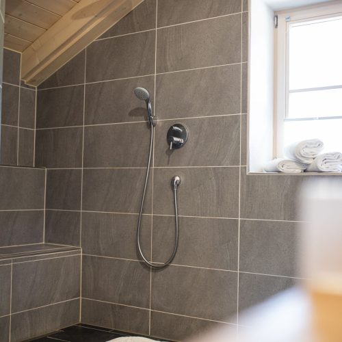 Geräumige offene Dusche in Ferienwohnung in Garmisch-Partenkirchen