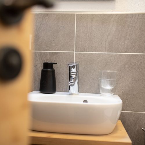 Kleines Waschbecken mit Seifenspender in Ferienwohnung in Garmisch-Partenkirchen