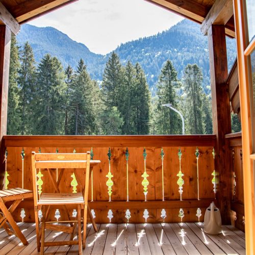 Holzbalkon mit direktem Blick auf die Berge in Garmisch-Partenkirchen
