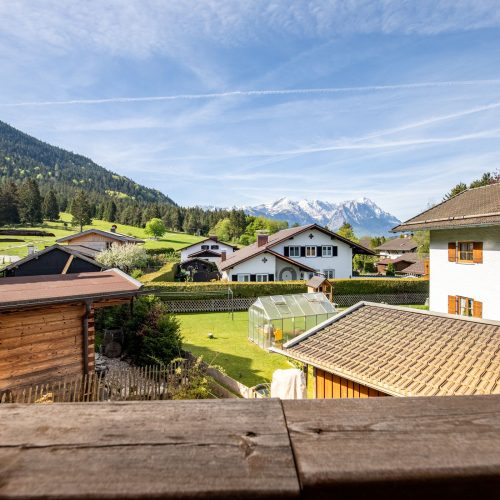 Blick vom Balkon auf die Umgebung von Garmisch-Partenkirchen