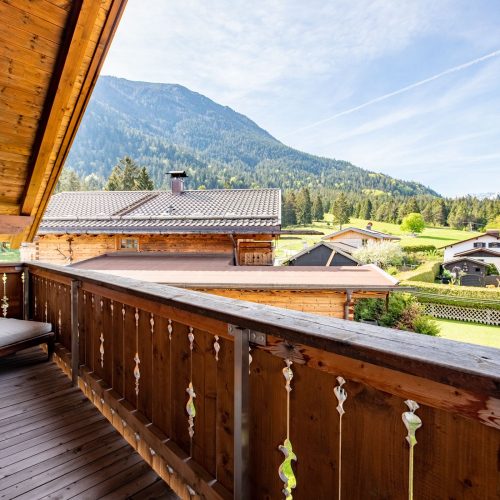 Holzbalkon mit Liegestuhl an Ferienwohnung in Garmisch-Partenkirchen