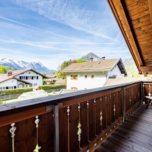 Balkon aus Holz mit Liegestuhl in Ferienwohnung in Garmisch-Partenkirchen