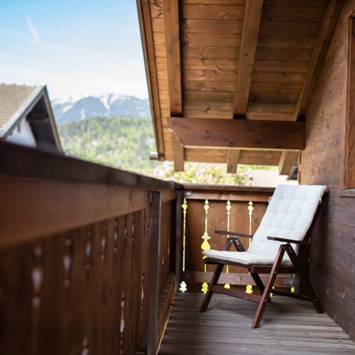 Schmaler Holzbalkon an Ferienwohnung in Garmisch-Partenkirchen