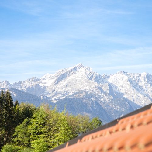 Blick übers Dach auf die Berge Ferienwohnung in Garmisch-Partenkirchen